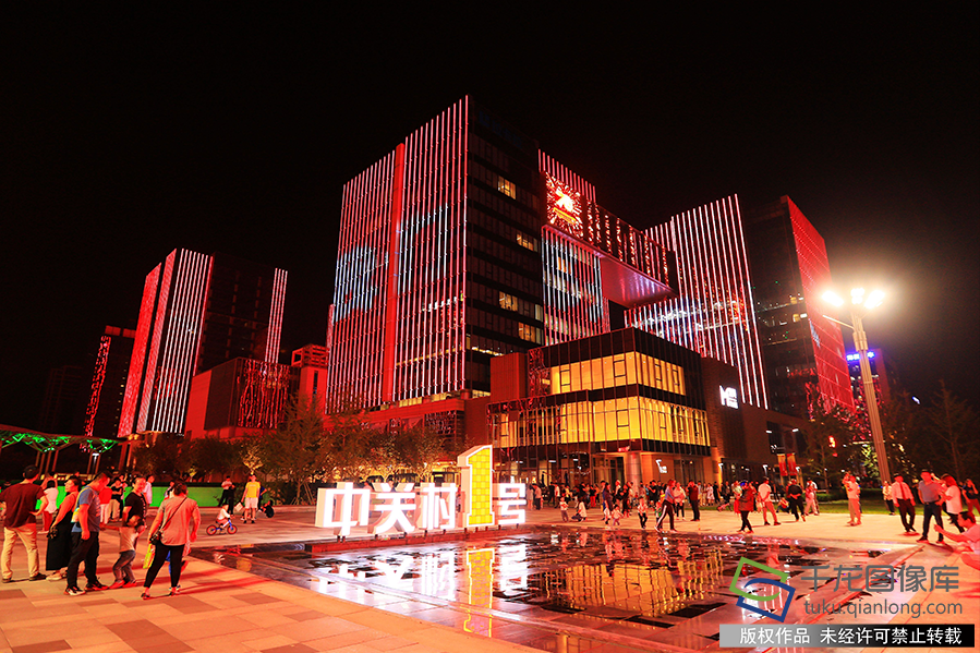 国庆节期间，中关村大街沿线7.2公里将上演主题灯光秀。灯光秀涉及70栋楼宇及13座天桥。主题灯光秀分为“香山叶正红，科学迎春风，幸福新生活，踏上新征程”四个篇章。陈燕华摄 千龙网发