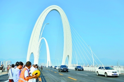 上午，长安街西延道路工程新首钢大桥全面建成通车。至此，西起门头沟区石担路、东至石景山古城大街，全长约6.5公里的长安街西延工程全线通车，长安街成为真正意义上的“百里长街”。