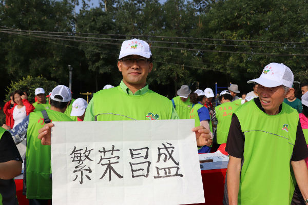 本月围绕“文明实践传思想 绿水青山颂祖国”主题，门头沟在全区各镇街开展了形式多样、内容丰富的文明实践活动。组织基层党员到田庄京西山区第一党支部纪念馆学习、传承红色精神并开展“不忘初心牢记使命”主题活动，邀请区委党校老师为基层党员、群众讲解“两山”理论内涵，各村开展农业技能辅导，指导绿色发展生态致富。同时在全区各新时代文明实践所、站开展形式多样的书画、演出等文化活动献礼祖国。