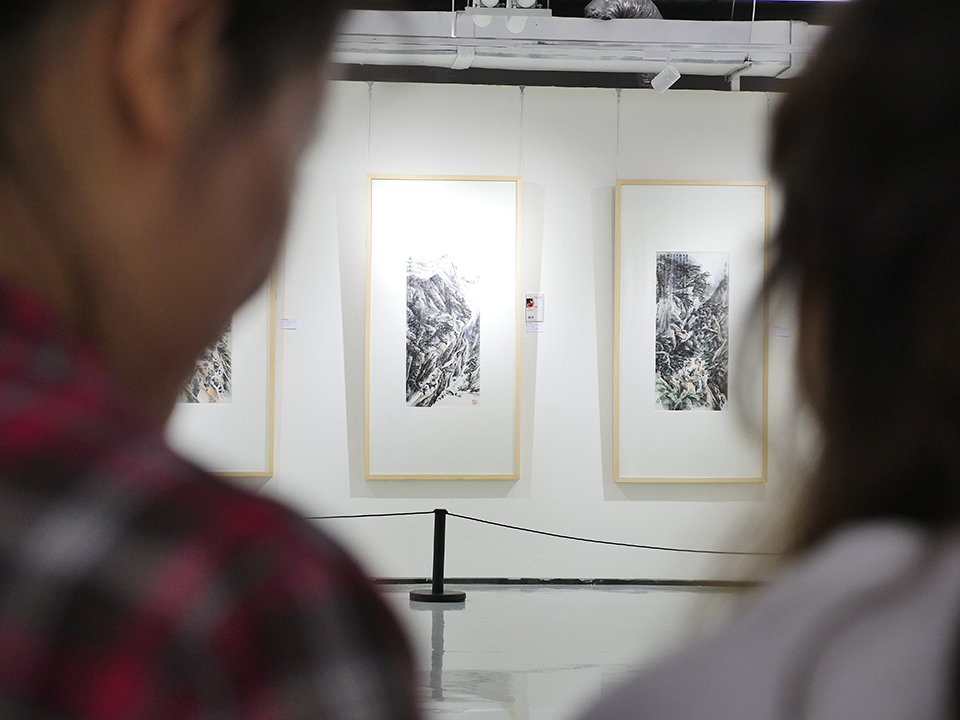 观众参观展览
