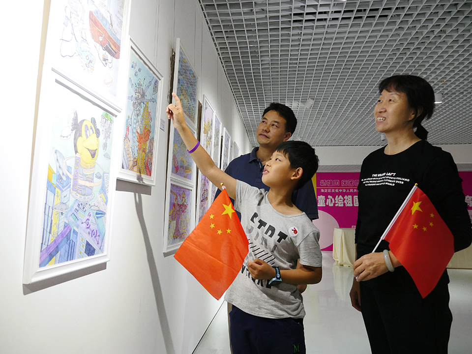 活动当天观众参观展览