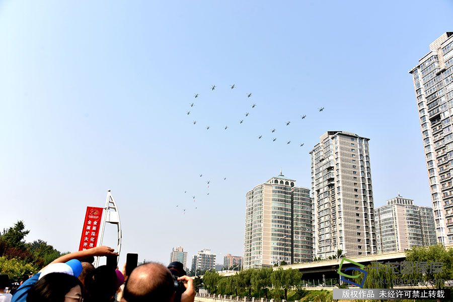 北京上空飞过刚刚接受检阅的空中梯队。马志江摄 千龙网发