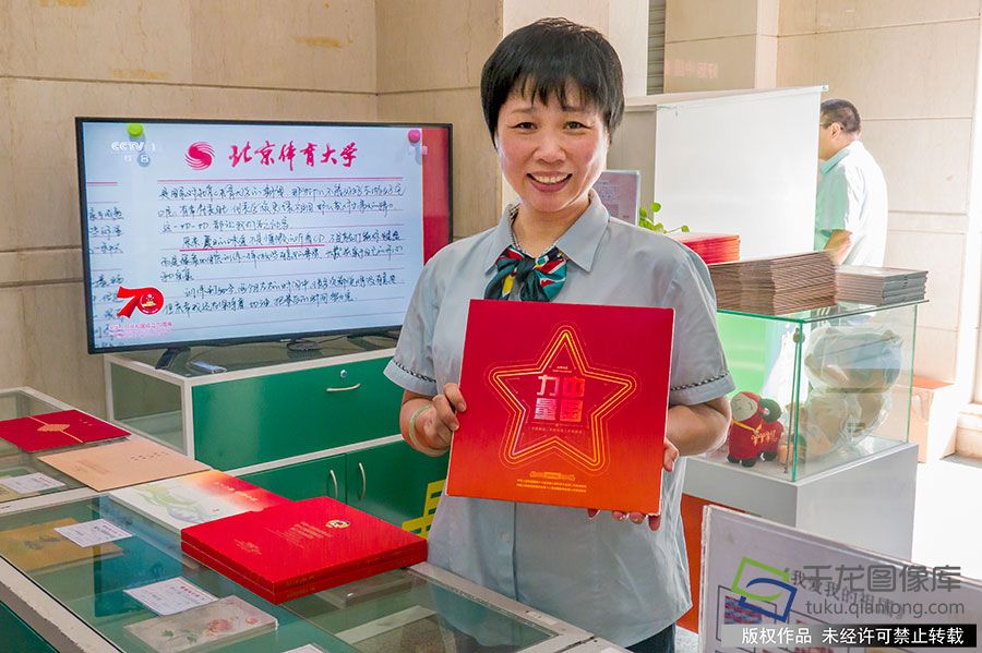 北太平庄邮局，市民排队抢购《中华人民共和国成立七十周年》纪念邮票。赵熔摄 千龙网发