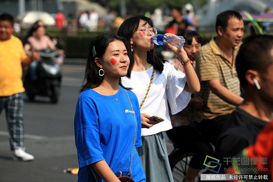 祖国，生日快乐。 牛云岗摄 千龙网发