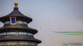北京上空飞过刚刚接受检阅的空中梯队。赵爱平摄 千龙网发