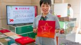 北太平庄邮局，市民排队抢购《中华人民共和国成立七十周年》纪念邮票。赵熔摄 千龙网发