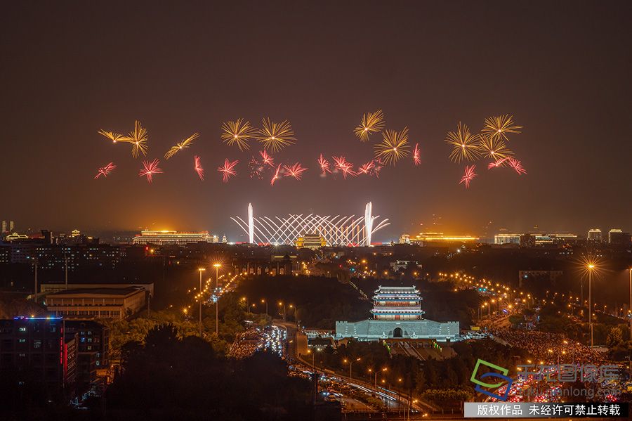 2019年10月1日晚，庆祝中华人民共和国成立70周年联欢活动在天安门广场举行。五彩的礼花在北京的夜空中尽情绽放，美丽夺目。侯桂霞摄 千龙网发