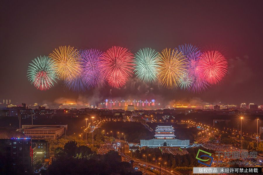 2019年10月1日晚，庆祝中华人民共和国成立70周年联欢活动在天安门广场举行。五彩的礼花在北京的夜空中尽情绽放，美丽夺目。侯桂霞摄 千龙网发
