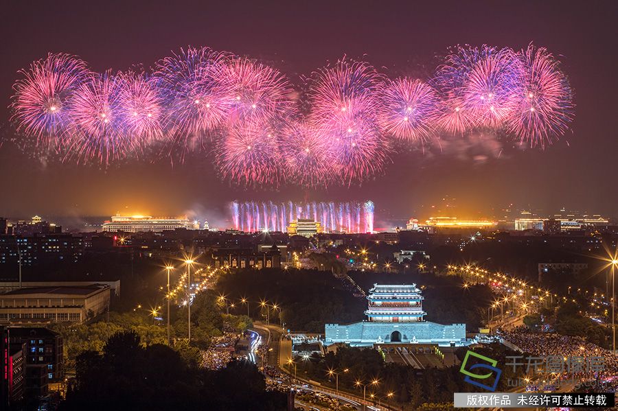 2019年10月1日晚，庆祝中华人民共和国成立70周年联欢活动在天安门广场举行。五彩的礼花在北京的夜空中尽情绽放，美丽夺目。赵爱平摄 千龙网发