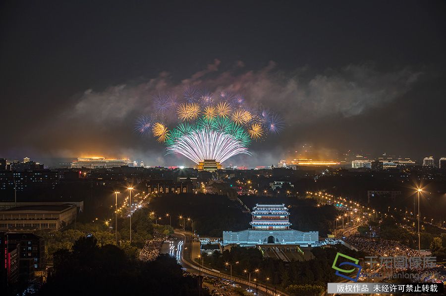 2019年10月1日晚，庆祝中华人民共和国成立70周年联欢活动在天安门广场举行。五彩的礼花在北京的夜空中尽情绽放，美丽夺目。赵爱平摄 千龙网发