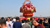 2019年10月2日，北京，“普天同庆”主题花坛亮相天安门广场，吸引众多游人前来观赏拍照。燕翔摄 千龙网发。
