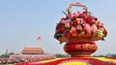 2019年10月2日，北京，“普天同庆”主题花坛亮相天安门广场，吸引众多游人前来观赏拍照。燕翔摄 千龙网发。