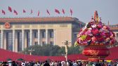 2019年10月2日，北京，“普天同庆”主题花坛亮相天安门广场，吸引众多游人前来观赏拍照。燕翔摄 千龙网发。