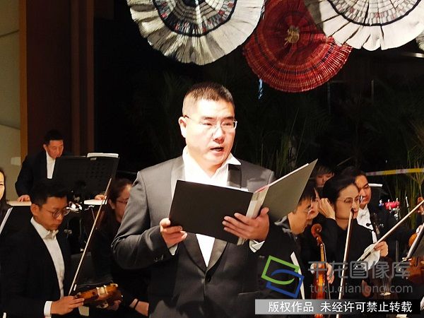 图为主持人介绍音乐会内容。千龙网记者 陈晨摄