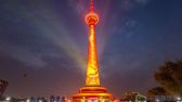 国庆节期间中央电视塔上演主题灯光秀，塔身循环展示70年来中国科技发展、经济建设等取得的重大成就的画面,并打出“我和祖国共成长“、”同心共筑中国梦“，场面壮美震撼！周锦摄 千龙网发