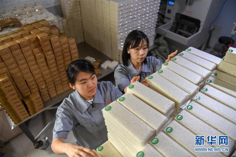 (在习近平新时代中国特色社会主义思想指引下&mdash;&mdash;新时代新作为新篇章&middot;总书记关心的百姓身边事&middot;图文互动)（5）为了百姓餐桌上热腾腾的一碗好饭&mdash;&mdash;粮食品种升级满足舌尖上的新期待