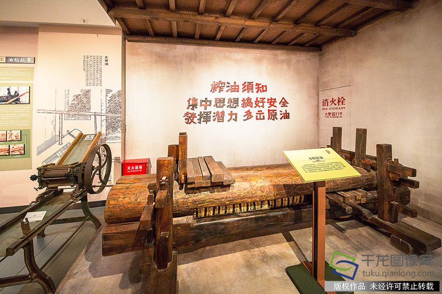 来到粮食博物馆里，如同走进一条历史长廊，游客不仅可以全方位了解粮食的起源，还能看到扇车、谷砻、石磨、踏碓等古代粮食加工工具。陈风檩摄 千龙网发