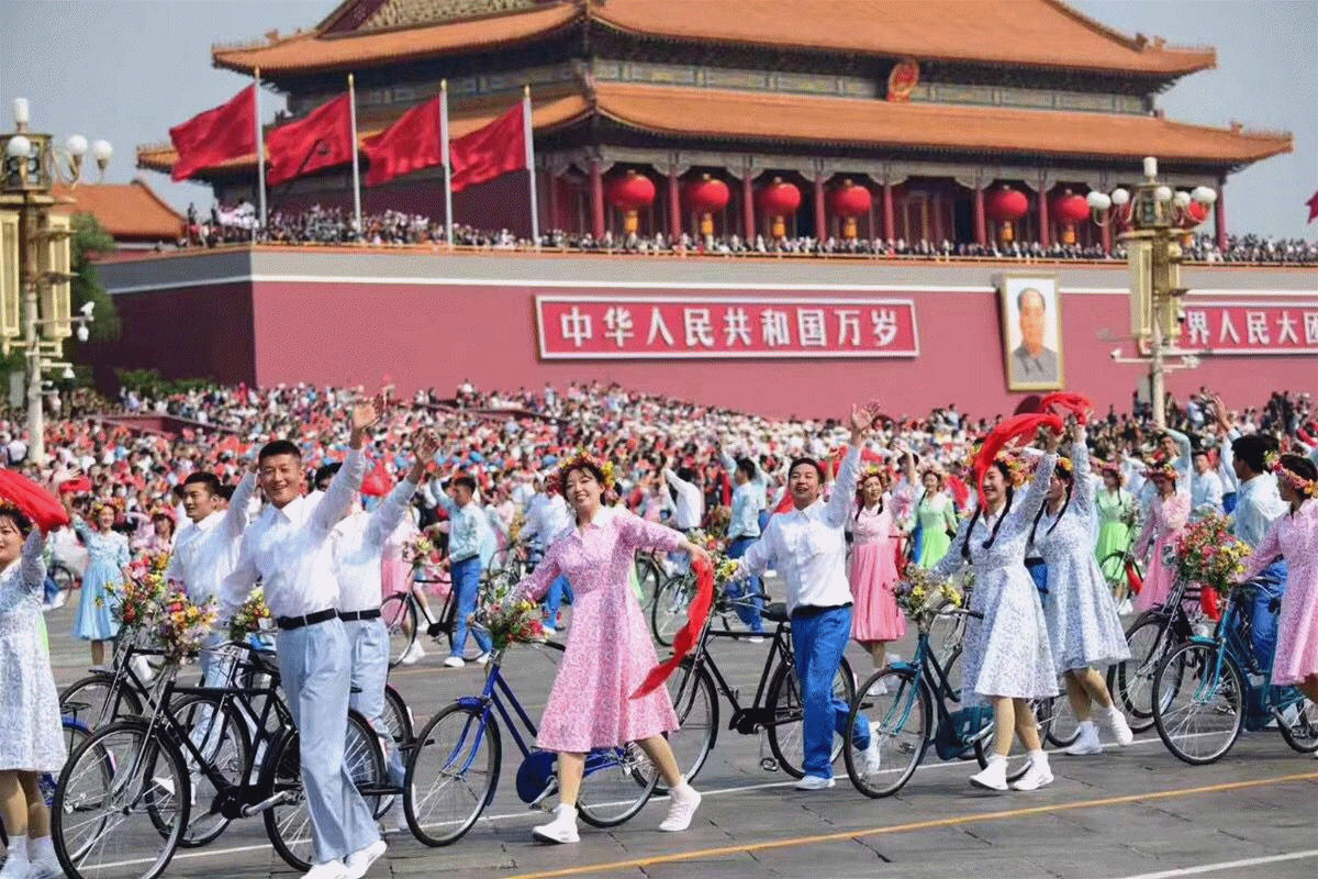 3北京时尚控股组织制作的国庆70周年群众游行服装（现场）