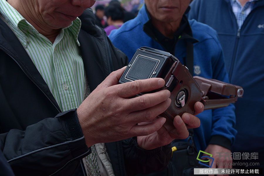 2019年10月12日，第四十三届全国二手相机交易会在北京国际摄影文化苑（原北京摄影器材城）广场举行。现场汇聚镜头、机身、胶卷、三脚架、闪光灯等摄影配件。赵雅丹摄 千龙网发