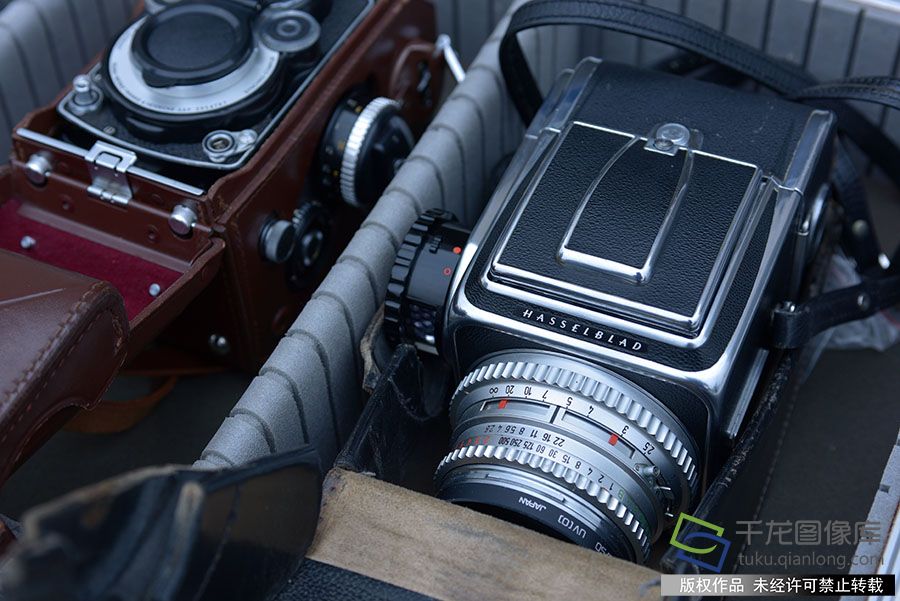 2019年10月12日，第四十三届全国二手相机交易会在北京国际摄影文化苑（原北京摄影器材城）广场举行。现场汇聚镜头、机身、胶卷、三脚架、闪光灯等摄影配件。赵雅丹摄 千龙网发