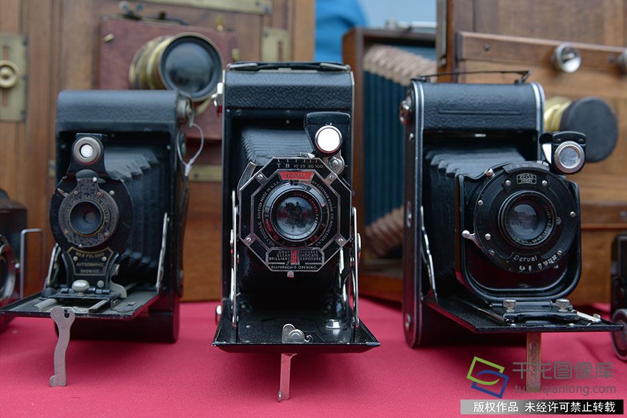 2019年10月12日，第四十三届全国二手相机交易会在北京国际摄影文化苑（原北京摄影器材城）广场举行。现场汇聚镜头、机身、胶卷、三脚架、闪光灯等摄影配件。赵雅丹摄 千龙网发