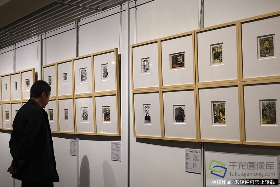 2019年10月15日，北京，观众在国家典籍博物馆观看“当代国际藏书票巡展”。赵乃明摄 千龙网发