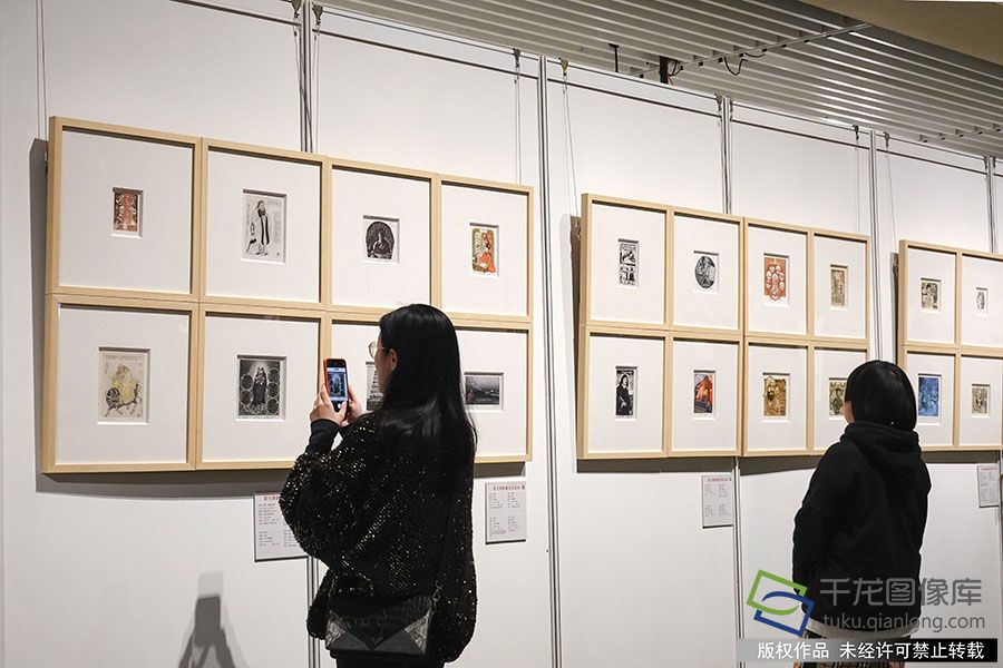 2019年10月15日，北京，观众在国家典籍博物馆观看“当代国际藏书票巡展”。赵乃明摄 千龙网发