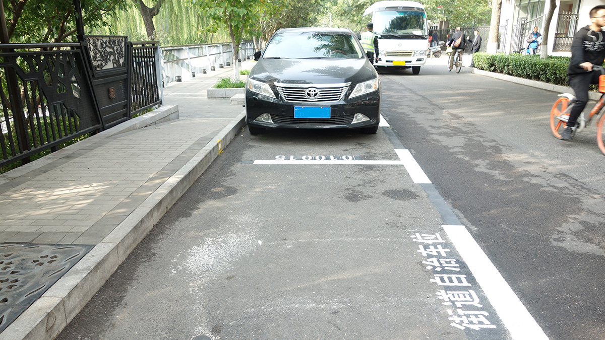 图为德胜街道自治车位。千龙网发