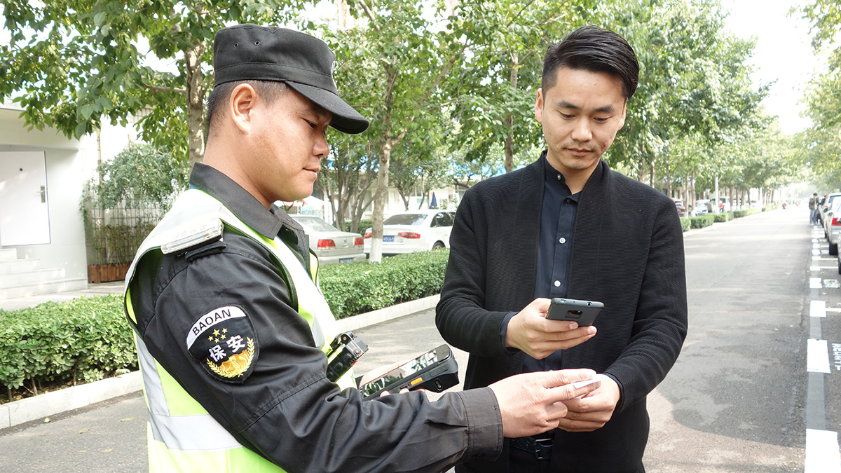 司机可以通过扫描管理员打印停车凭条上的二维码进行缴费2