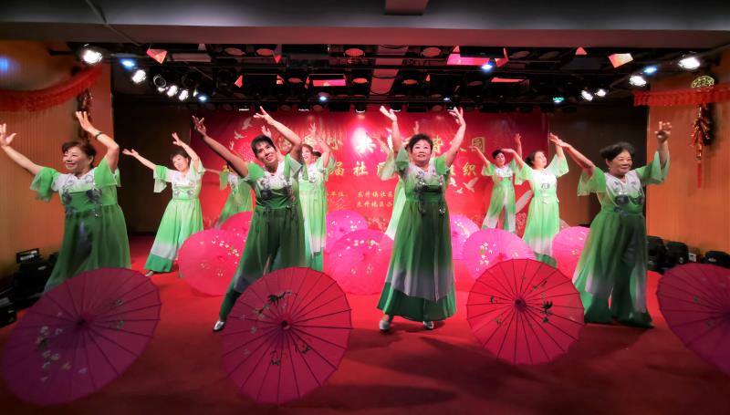 北京市海淀区东升镇举行第九届社区社会组织汇演。千龙网发