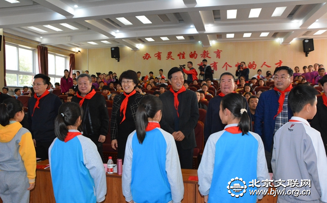 同学为领导及嘉宾佩戴红领巾