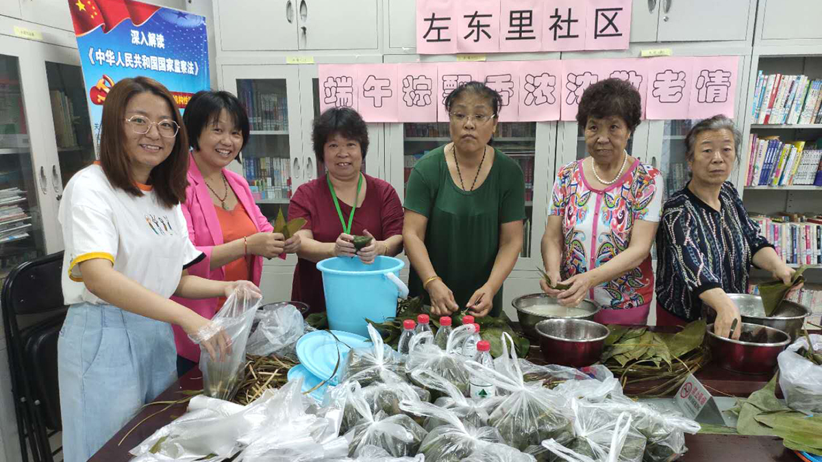 在每一个传统节日，社区党委都会将乐邻帮帮团的巧手阿姨们组织到一起，大家一起包元宵、包粽子、包饺子、做月饼，慰问辖区的孤寡老人、残疾人等困难群体，为他们送去社区党委的关心、关怀和节日的问候，让每一个人感受到社区大家庭的团结与温暖。千龙网发