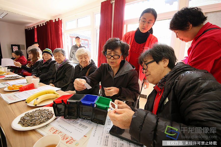 2019年10月26日，东城赵家楼社区，聊家常包饺子，学习垃圾分类知识，东城赵家楼社区邻里节一派欢乐和谐。乔健摄 千龙网发