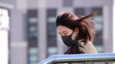 8-9级的大风刮过京城，市民们在大风中匆匆赶路。图为东城街建国门地区雅宝路过街天桥上，市民们冒风行进中。乔健摄 千龙网发