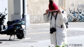 行人在风中拉紧衣帽。牛云岗摄 千龙网发