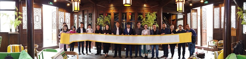 图1：苏社钦向乌镇赠送小楷书法长卷《习近平在第二届世界互联网大会开幕式上的讲话》_副本