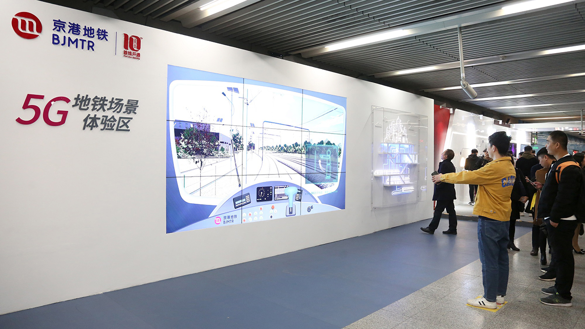 2.-京港地铁邀请乘客体验体感游戏，模拟地铁司机驾驶地铁列车