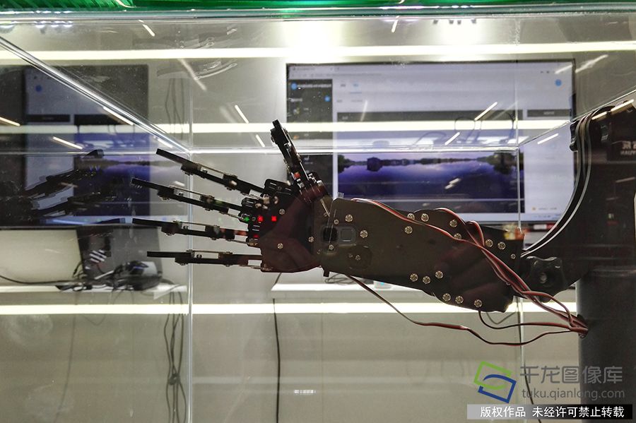 乘客在现场可以通过5G手机、AR眼镜人脸信息识别、VR云游戏、4K高清直播、物联网应用、云教育等感受5G网络高速率带来的流畅体验，了解未来5G时代的便利性，还可以通过体感游戏，从地铁驾驶员的角度，感受驾驶地铁的乐趣。刘宏声摄 千龙网发