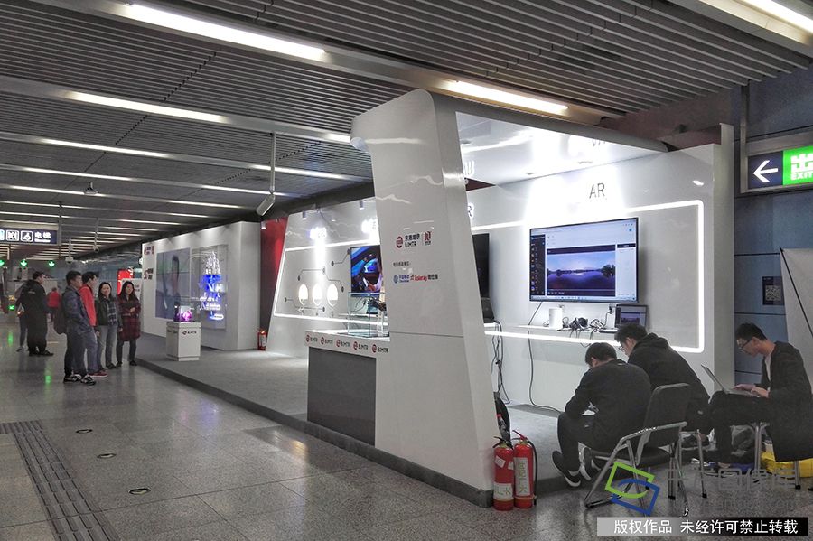 乘客在现场可以通过5G手机、AR眼镜人脸信息识别、VR云游戏、4K高清直播、物联网应用、云教育等感受5G网络高速率带来的流畅体验，了解未来5G时代的便利性，还可以通过体感游戏，从地铁驾驶员的角度，感受驾驶地铁的乐趣。刘宏声摄 千龙网发