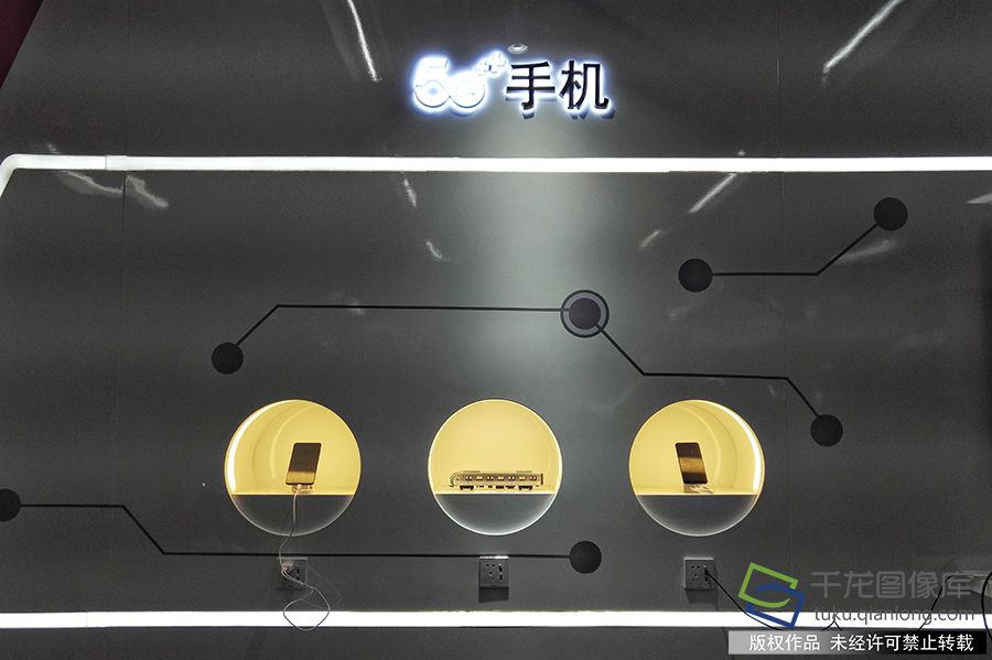 乘客在现场可以通过5G手机、AR眼镜人脸信息识别、VR云游戏、4K高清直播、物联网应用、云教育等感受5G网络高速率带来的流畅体验，了解未来5G时代的便利性，还可以通过体感游戏，从地铁驾驶员的角度，感受驾驶地铁的乐趣。刘宏声摄 千龙网发