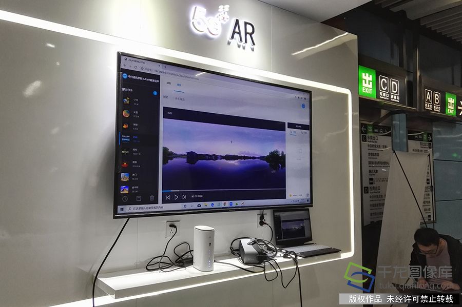 乘客在现场可以通过5G手机、AR眼镜人脸信息识别、VR云游戏、4K高清直播、物联网应用、云教育等感受5G网络高速率带来的流畅体验，了解未来5G时代的便利性，还可以通过体感游戏，从地铁驾驶员的角度，感受驾驶地铁的乐趣。刘宏声摄 千龙网发