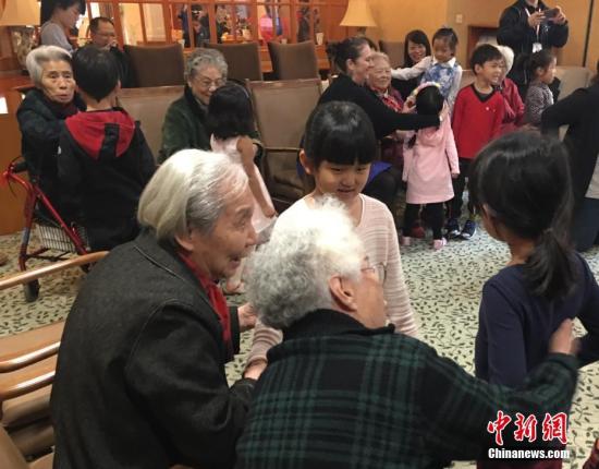 资料图：敬老院老人们与幼儿园小朋友一起做游戏。<a target='_blank' href='http://www.chinanews.com/'>中新社</a>记者 杜燕 摄