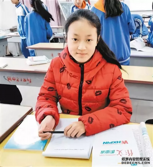 俩女孩上学途中做了件“小事”，“惊动”了全校……
