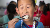 孩子们津津有味的品尝着饺子，感受传统节气带来的欢乐。侯继庆摄 千龙网发