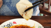 现在的人们已经逐渐恢复了这一古老习俗，立冬之日，各式各样的饺子卖得很火。赵熔摄 千龙网发