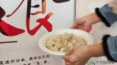 饺子是一种历史悠久的民间吃食，饺子也是中国人在春节时特有的民俗传统。因为取“更岁交子”之意，所以深受老百姓的欢迎。赵熔摄 千龙网发