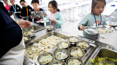 北京市门头沟区妙峰山民族学校食堂在立冬来临之际，给孩子们准备了丰富的饺子，迎接立冬节气的到来。侯继庆摄 千龙网发
