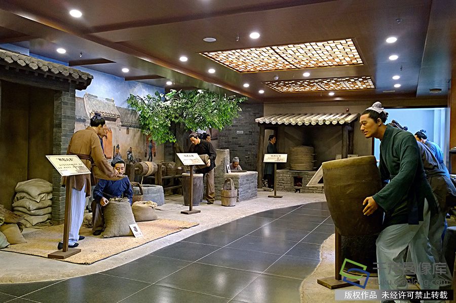 馆内陈列着六必居数百年来的账册、照片、功牌、印章、房契、算盘、油灯、酒壶、牌匾及生产制作工器具等近百件藏品。鲁金富摄 千龙网发