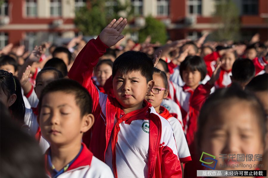 北京市门头沟区妙峰山民族学校开展主题为“唱响国歌 守护国旗 致敬国徽”主题升旗仪式，全校师生手舞国旗高唱国歌，向新中国成立70周年献礼（2019年9月23日摄）。侯继庆摄 千龙网发