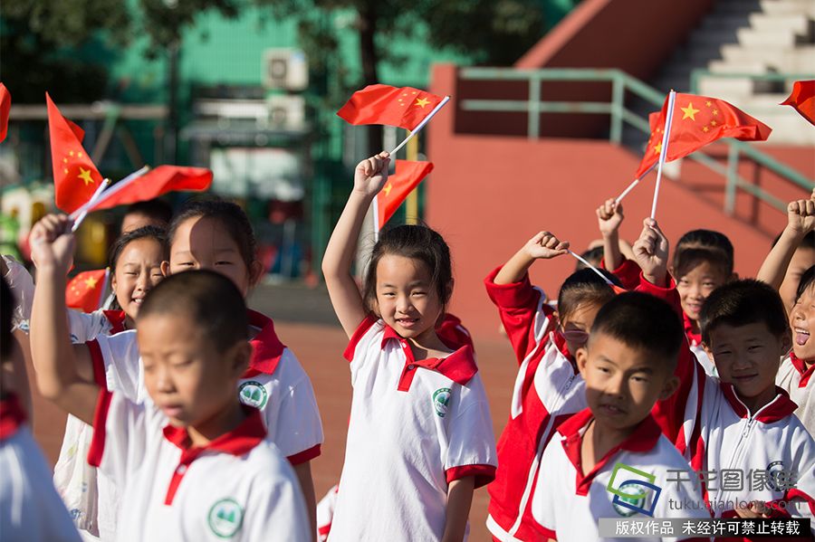 北京市门头沟区妙峰山民族学校开展主题为“唱响国歌 守护国旗 致敬国徽”主题升旗仪式，全校师生手舞国旗高唱国歌，向新中国成立70周年献礼（2019年9月23日摄）。侯继庆摄 千龙网发
